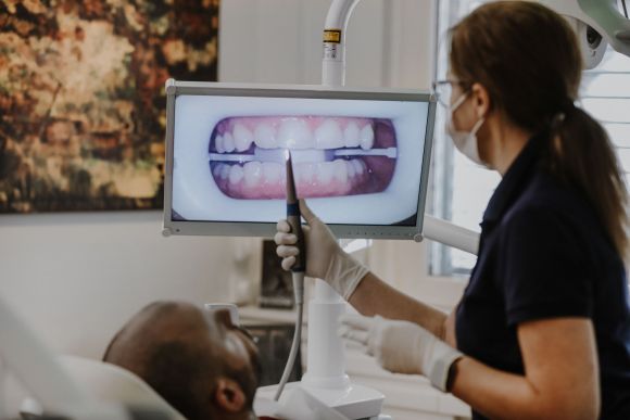 Zahnbehandlung mit Live-View: Bildschirm für den Patienten